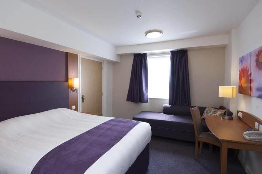 Premier Inn London Hayes, Heathrow Хейс Экстерьер фото
